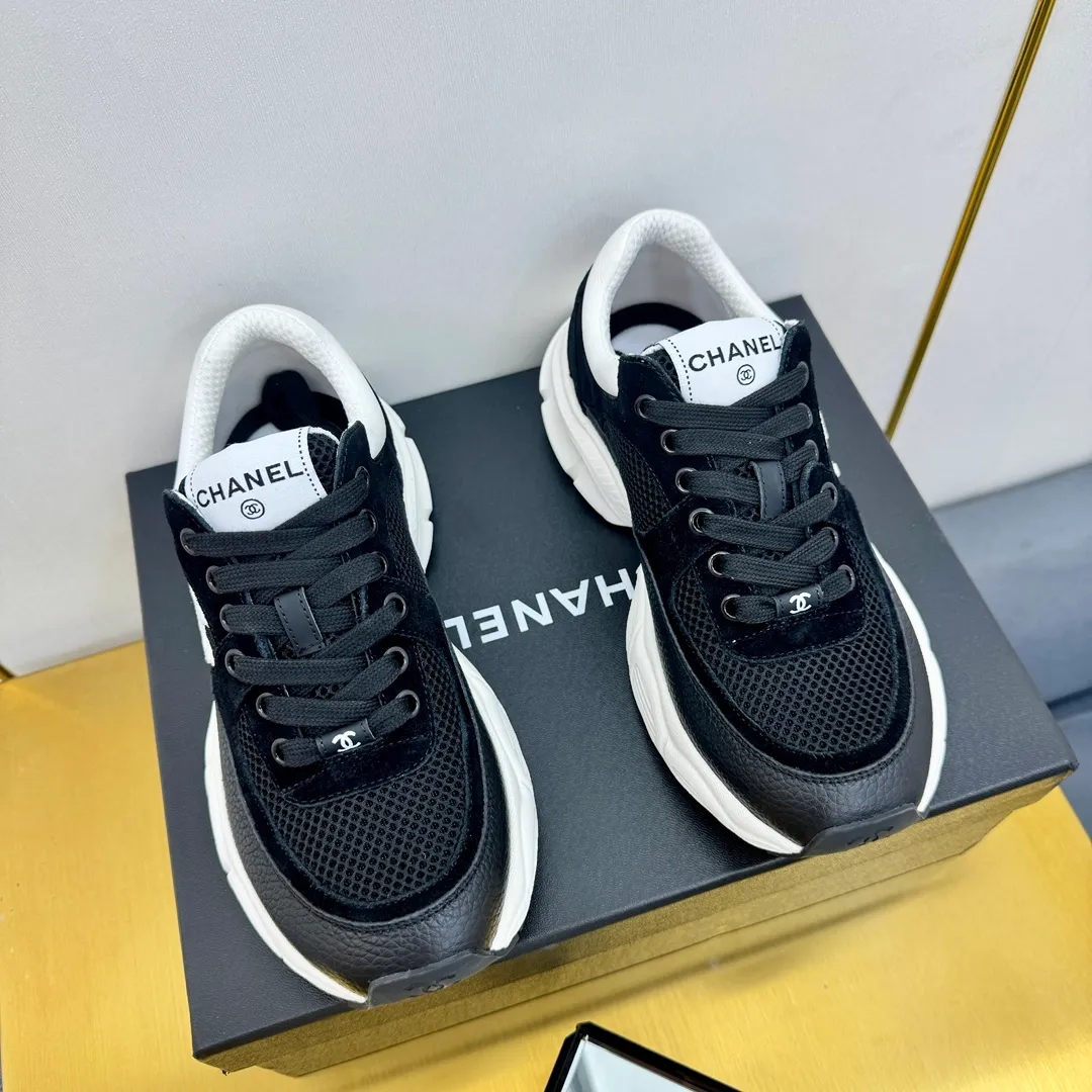 👟👟Ex-factory price 600👟👟 Upgraded version, upgraded version, upgraded version! No rebuttal accepted! ! ! ! Chanel Chanel dad shoes, couples' model for men and women - 2025 top casual sports shoes in the counter. This classic design; the upper is electro-embroidered with various techniques; ❷The inner lining is made of: original Yangli + net ❸The outsole is based on: the original TPU combination outsole. The full set of boutique packaging for women 35–41